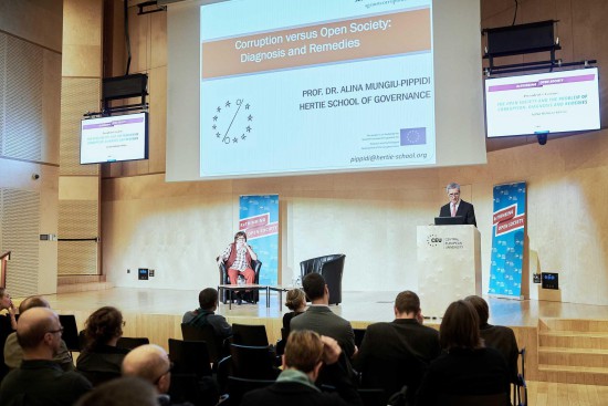 CEU President and Rector Michael Ignatieff introduces Alina Mungiu-Pippidi, who chairs the European Research Centre for Anticorruption and State-Building (ERCAS) at Hertie School of Governance. Photo: CEU/Daniel Vegel.